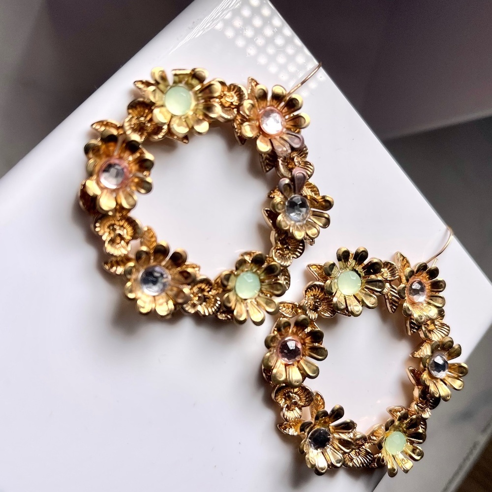 VINTAGE Goldtone Floral Wreath Hoop Earrings with Pastel Stones - Picture 1 of 7